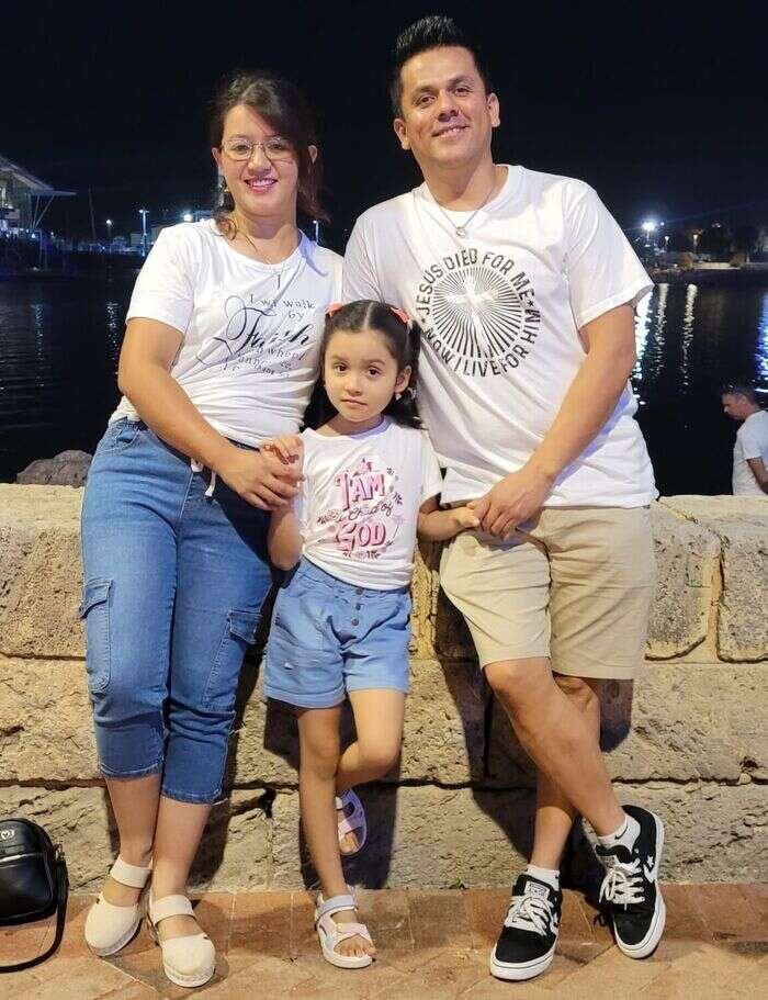 Familia Garzón Suárez sonriendo en el puerto de la puesta de sol