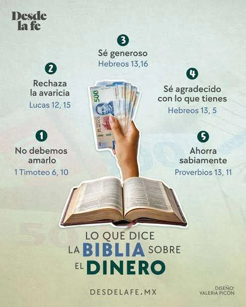 Monedas y libreta registrando los gastos del hogar