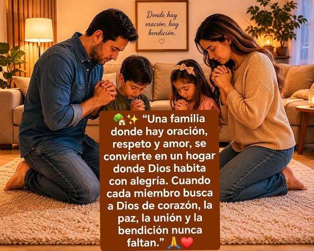 Familia cristiana leyendo la Biblia junta en casa