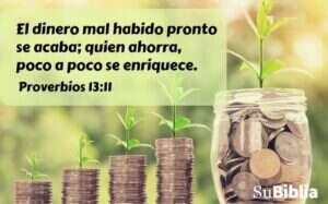 Biblia abierta y libreta de presupuesto familiar