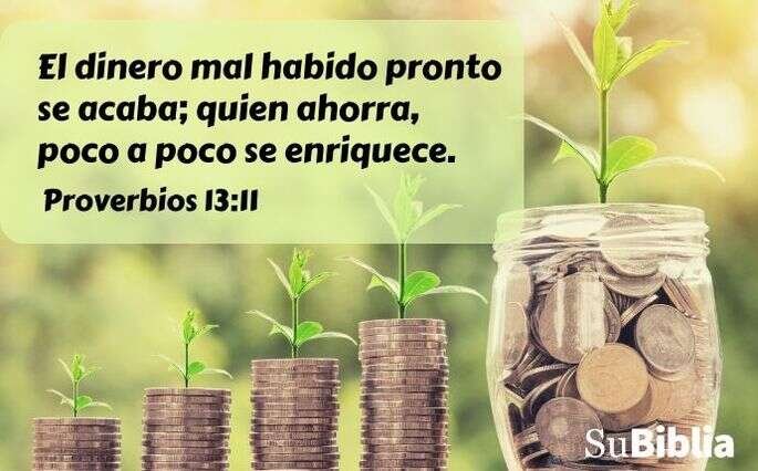 Biblia abierta y libreta de presupuesto familiar