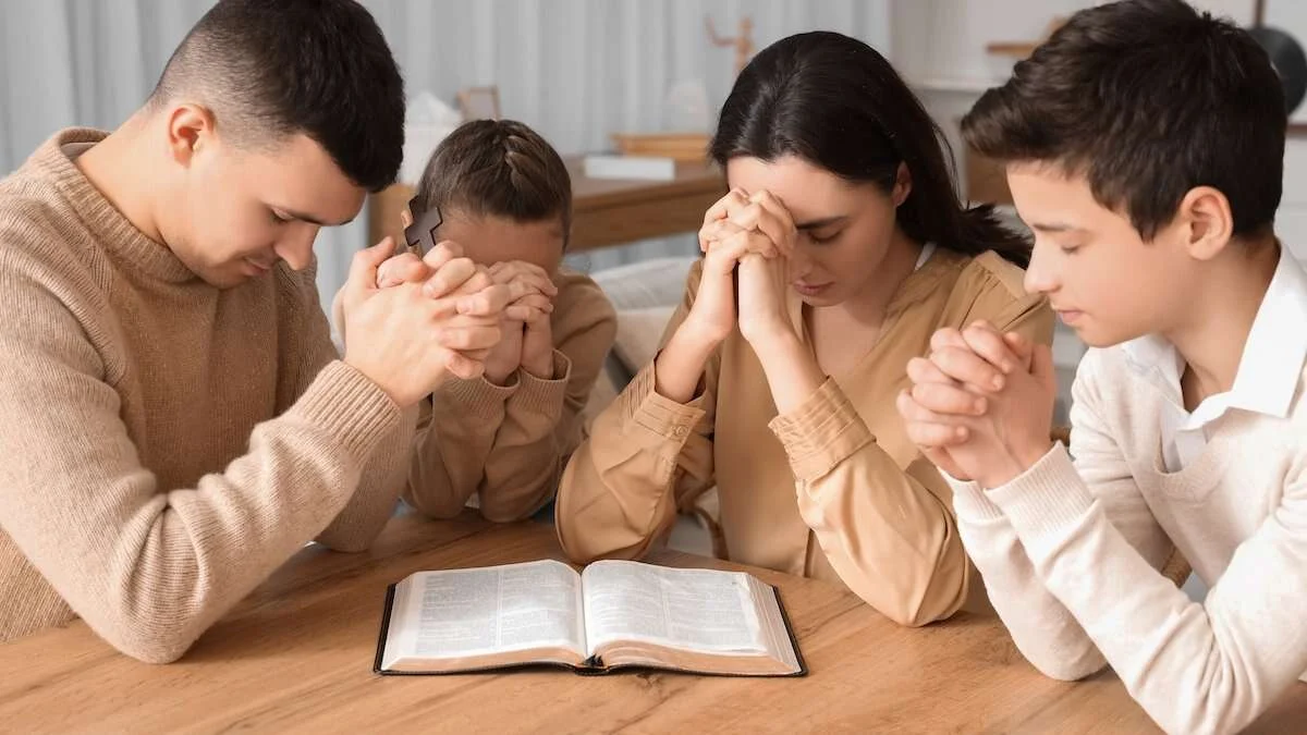 Biblia abierta sobre una mesa de madera con luz cálida